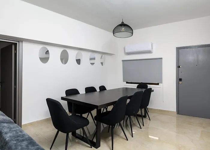 Lägenhet Ollies 3 Bedroom Larnaca